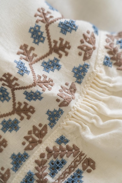 haftowane wzory na tkaninie